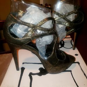 Nearly new size 8 Dolce Vita Sandals